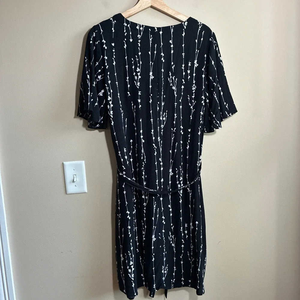 A New Day Floral Flutter Sleeve Dress L Black Womens Rayon V-Neck Tie Waist